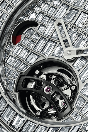 Hublot تكشف عن ساعة فاخرة ومعطف جلدي مقابل مليون دولار